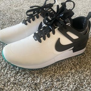 White size 7 Nike Air. Leather. Worn maybe once. Like new.